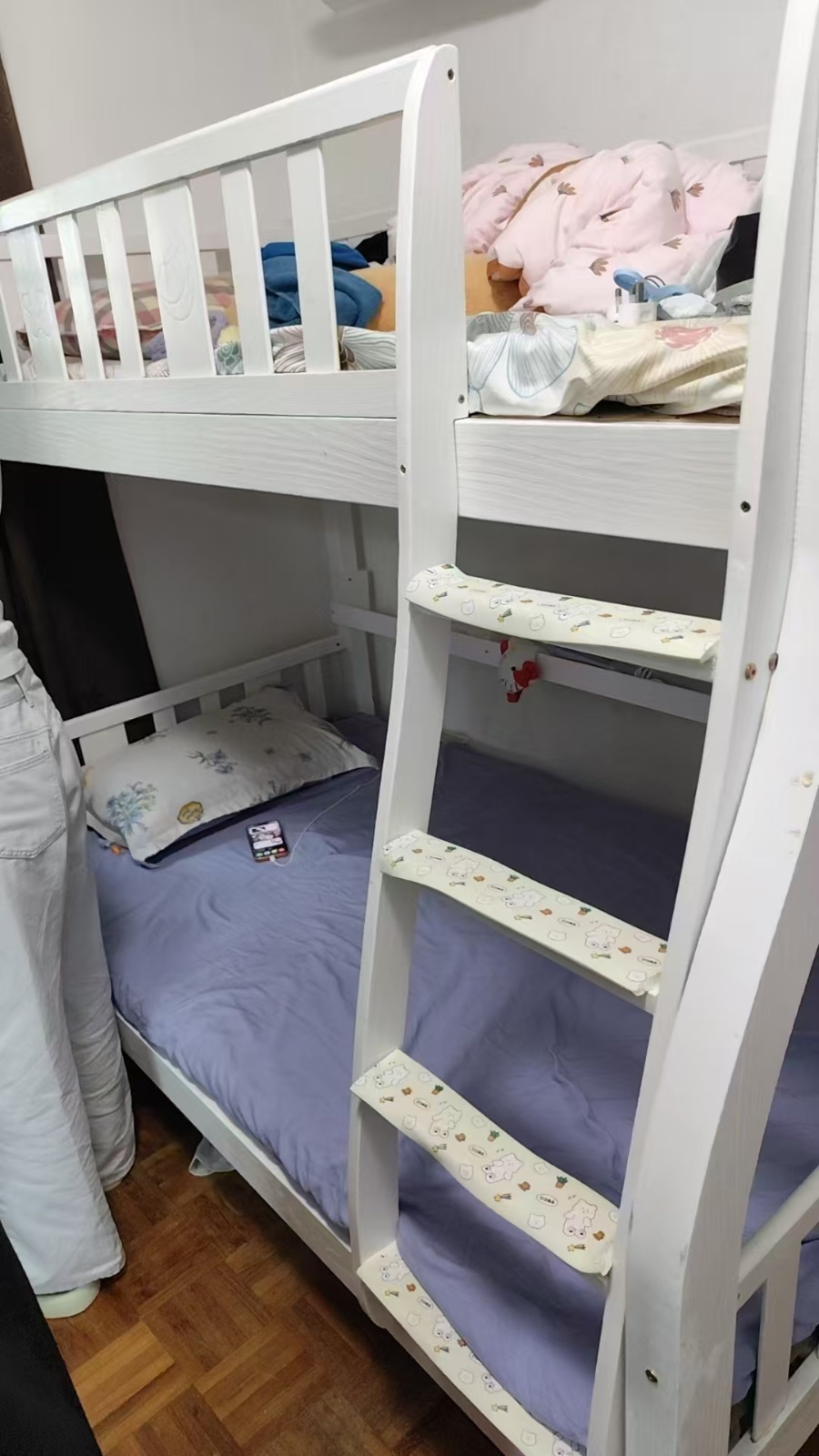 中巴鲁公寓，邮编169586，普通房四人间招一个女生上铺，本屋地址，任何行业都可 普通房 · 包水电 · 可煮