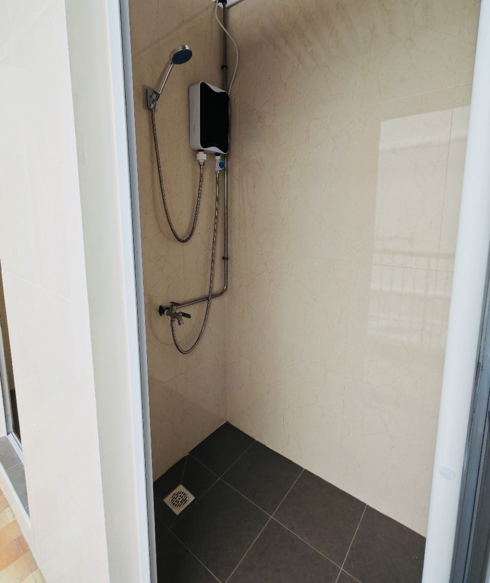 乌节路排屋（中部学生住宿） 邮编229344 简介：市中心位置  靠近地铁  附近有大型购物商场，衣食住行方便，不靠近马路 入住时间：随时入住 距离索美塞地铁300米 步行5分钟到 图片 2
