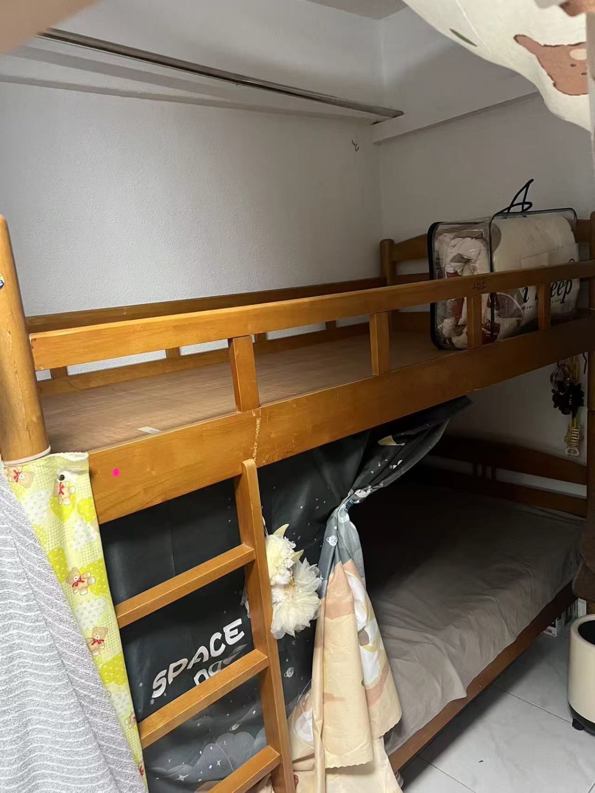 花拉公园80米有女床位 4人间（210050）随时入住下铺$450可以煮饭 又空调。
