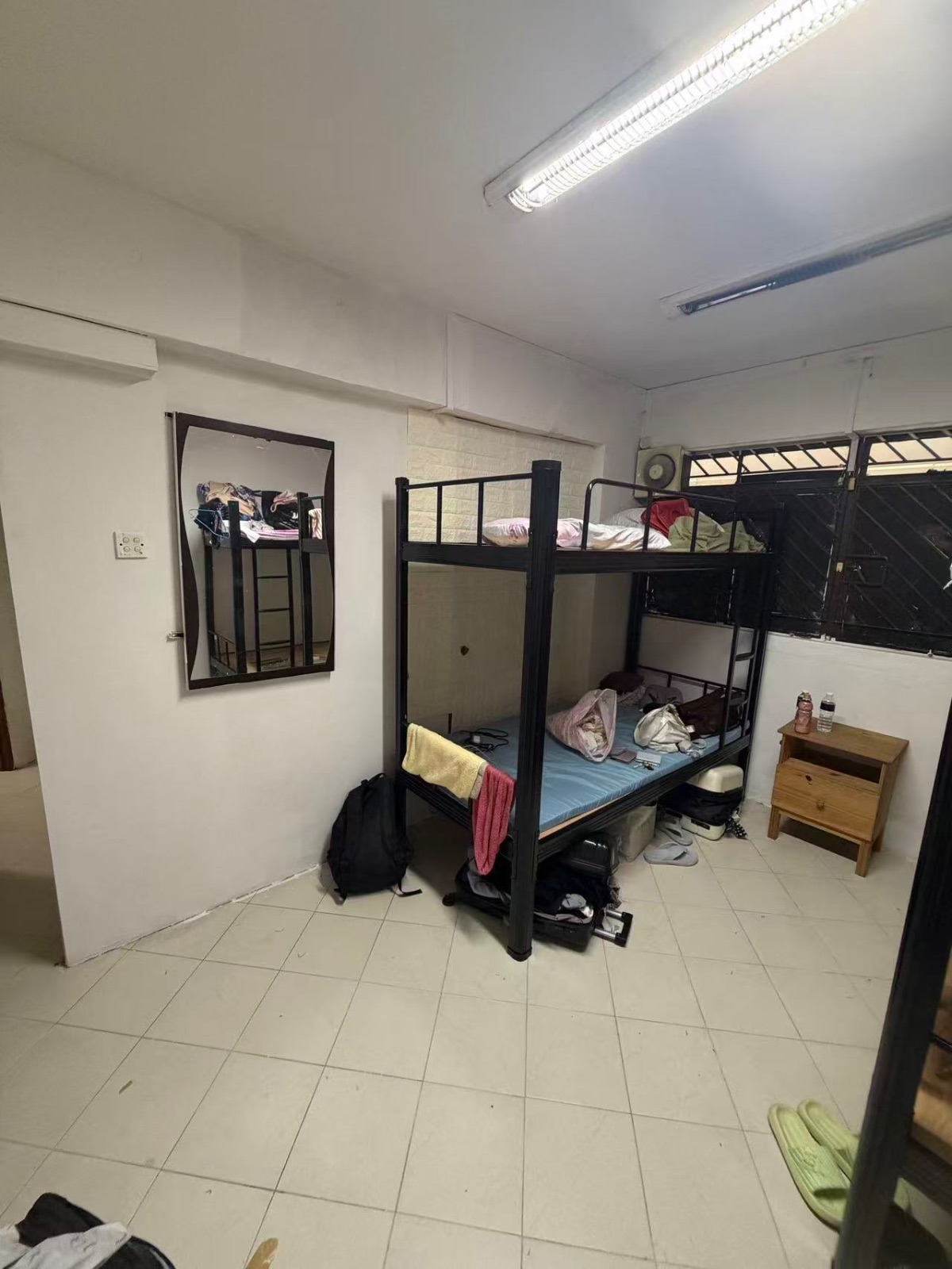 🏠号外，新房小印度竹角芭莎 210665 招男女床位上铺本屋地址450 下铺本屋地址500  不要地址上铺400 下铺450  四人间 水电网全包 有空调 有有限 仅剩4个位置