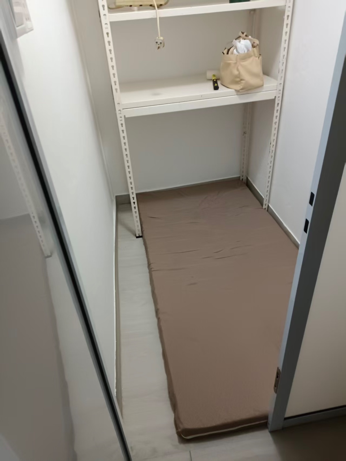 Ang Mo Kio · 宏茂桥近地铁站有储藏室出租，合法人数，可报本屋服务业地址，500块 邮编560303 小煮