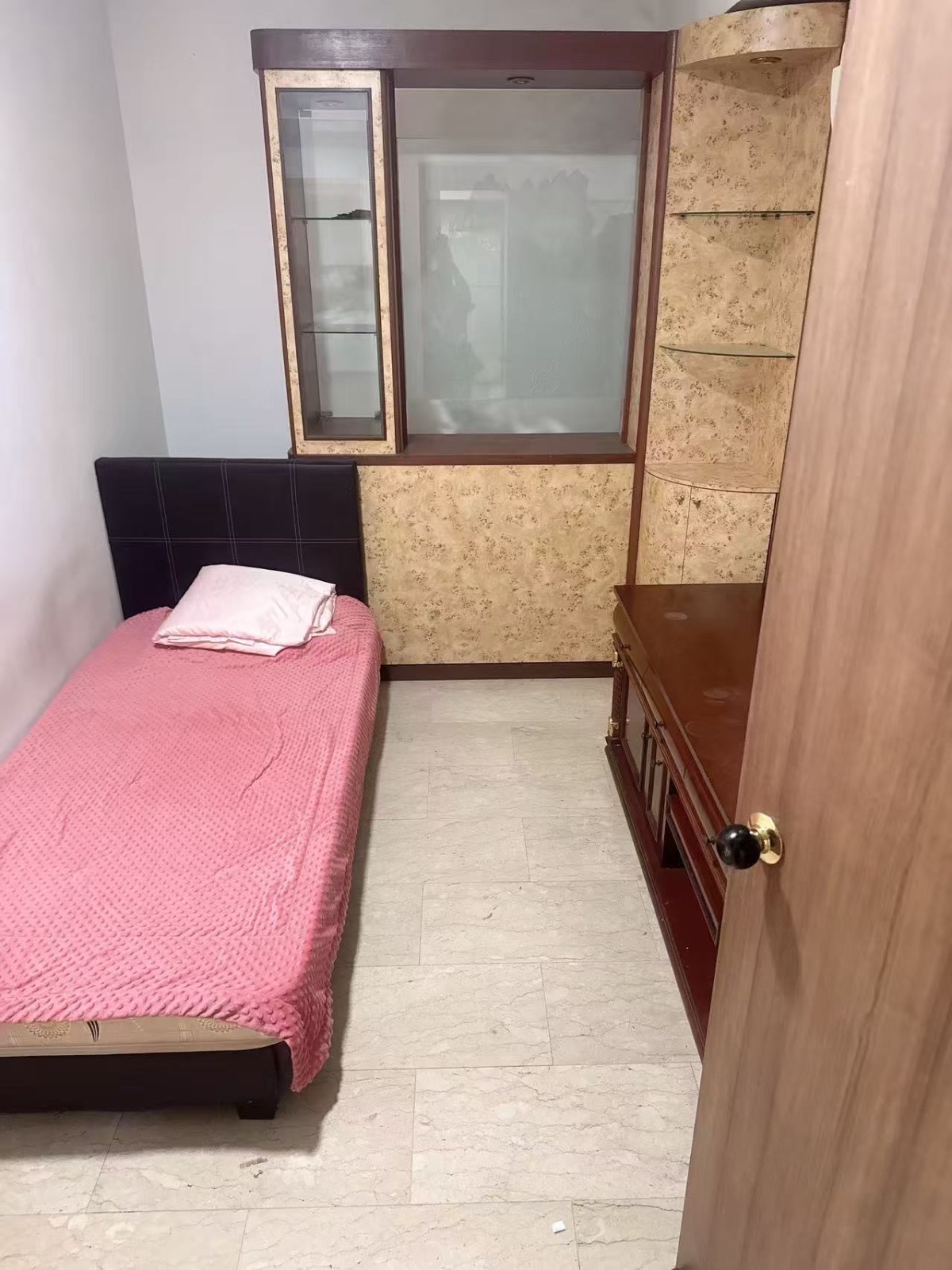巴西立 · 单人间可煮 · $700/月还有搭房男床位500可以制造业建筑业服务业地址