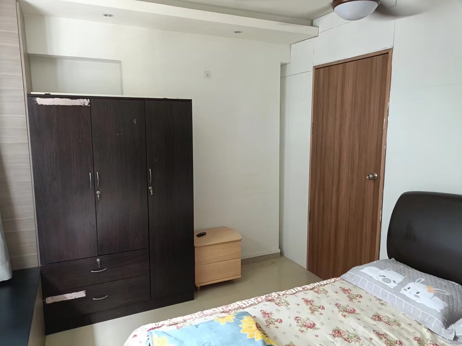 海军部地铁站附近，组屋邮编730788普通房出租，可以夫妻或两男或两女。租金900，可以报服务业地址，包水电冷气网络和煮饭。，随时可以入住,整套房住人少,安静,干净 图片 2