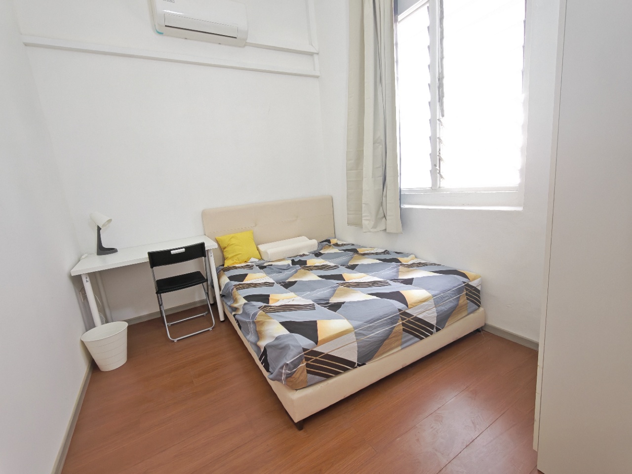 乌节路排屋（中部学生住宿） 邮编229344 简介：市中心位置  靠近地铁  附近有大型购物商场，衣食住行方便，不靠近马路 入住时间：随时入住 距离索美塞地铁300米 步行5分钟到 图片 4