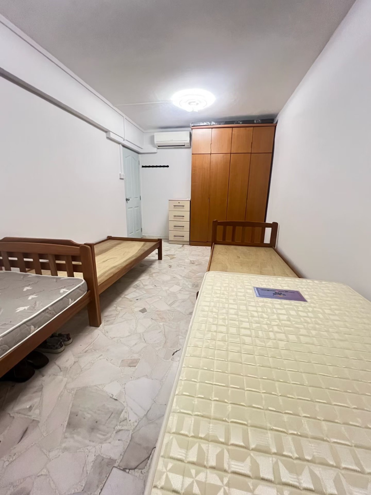 后港3巷邮编530249大牌249德福工业区对面，高文地铁10分钟。 男搭4人间来1位，服务本屋地址500. 不要地址430. 注册本屋地址须满至少6个月。 全单人床   冷气不限制 图片 3