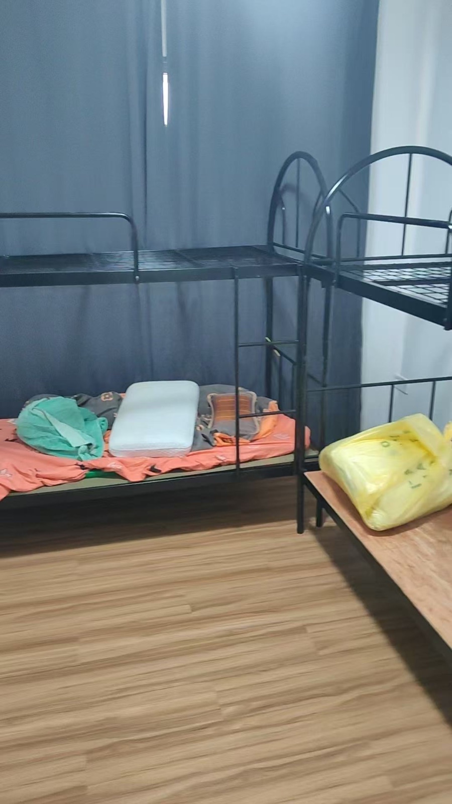 淡滨尼地铁站520419男床位5人间 $450 女床位3人间单人床500 又空调 可以煮饭店屋