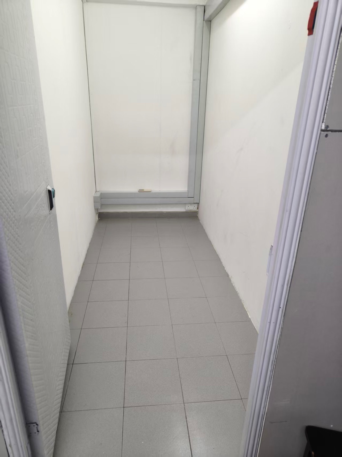 后港 隔间 · 包水电 · 可煮 650 。小间夫妻房700。水电网全包。有冷气。 图片 2