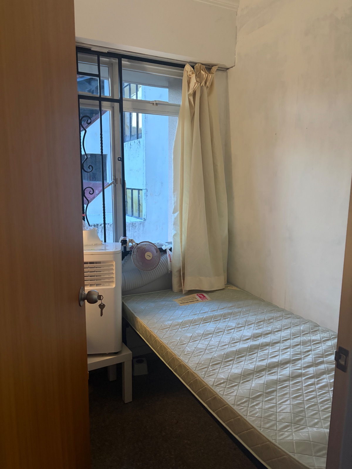 丹戎加东 小单间600没有地址有窗户桌子 图片 3