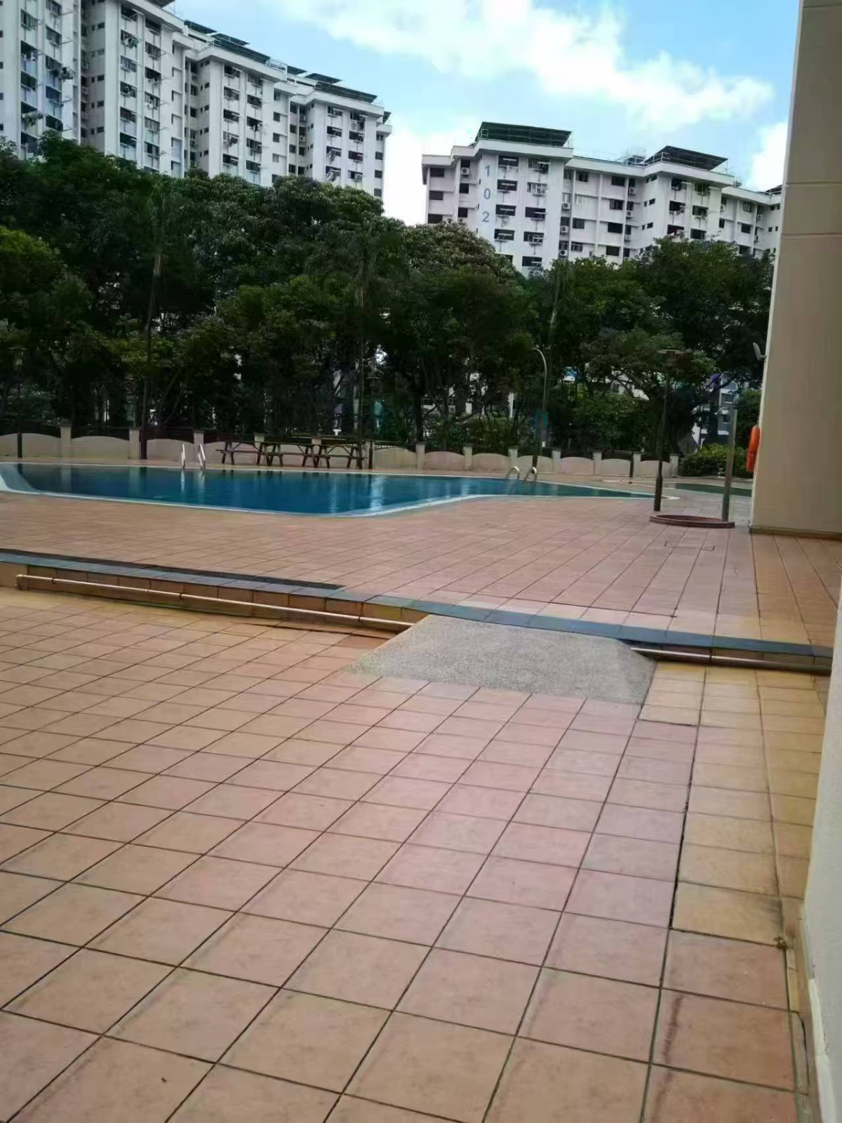 马里士他路新拿的公寓，对面就是大巴窑地铁站，有游泳池，靠近巴士站，交通便捷，3分钟到超市，食阁，可以报本屋地址，  大普通房， 里面有双人床，大衣柜，桌子，有空调， 图片 2