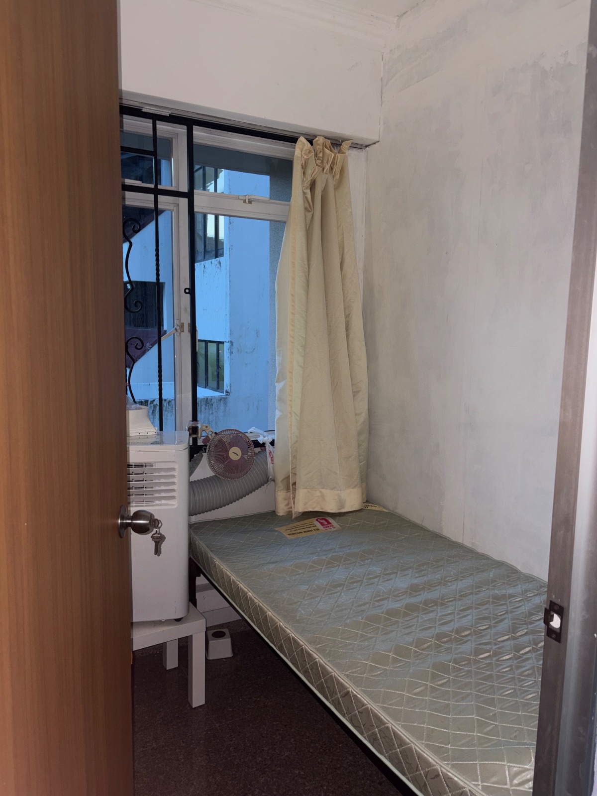 丹戎加东 小单间600没有地址有窗户桌子 图片 2