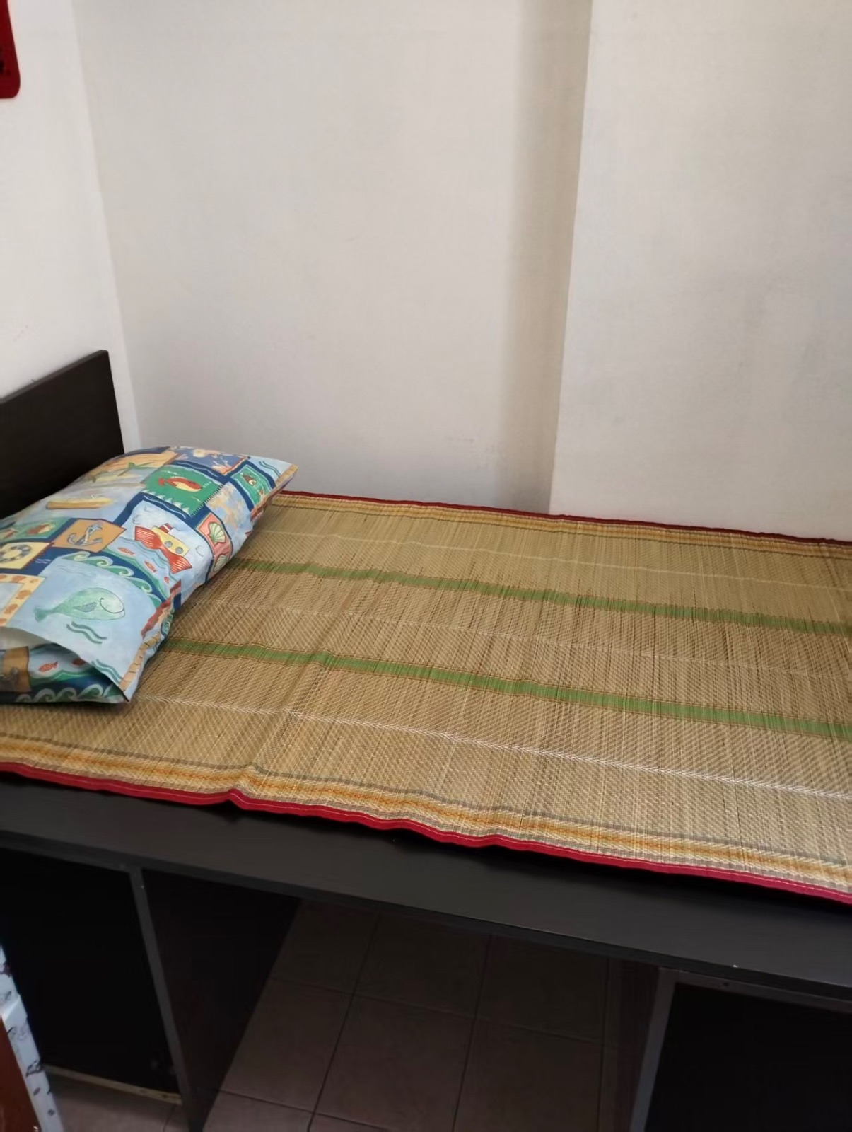 海军部地铁站附近，白色公寓 邮编738082佣人房出租，可以报本屋制造业,服务业地址，包水电冷气网络和煮饭。，随时可以入住,整套房住人少,安静,干净