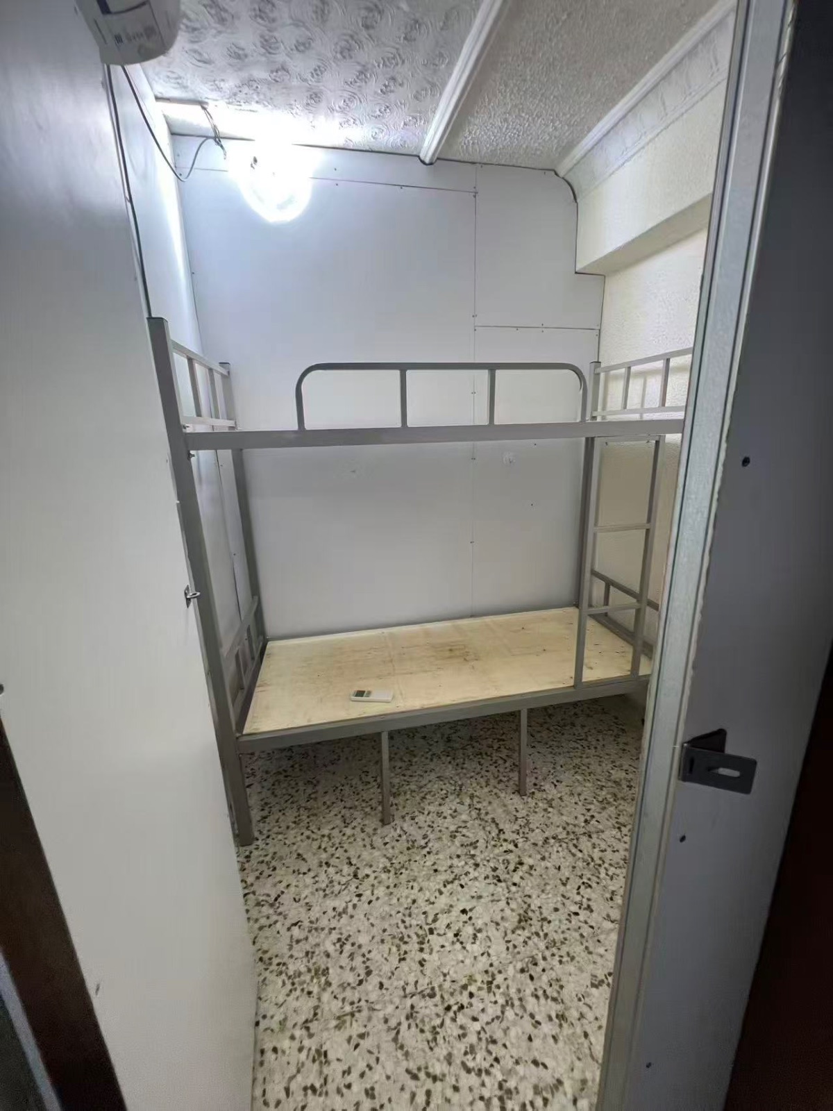 劳明达邮编190468 价格$650  没有本屋地址。 报附近地址 可以煮饭 没有窗户 一个人住  移动冷气 图片 3