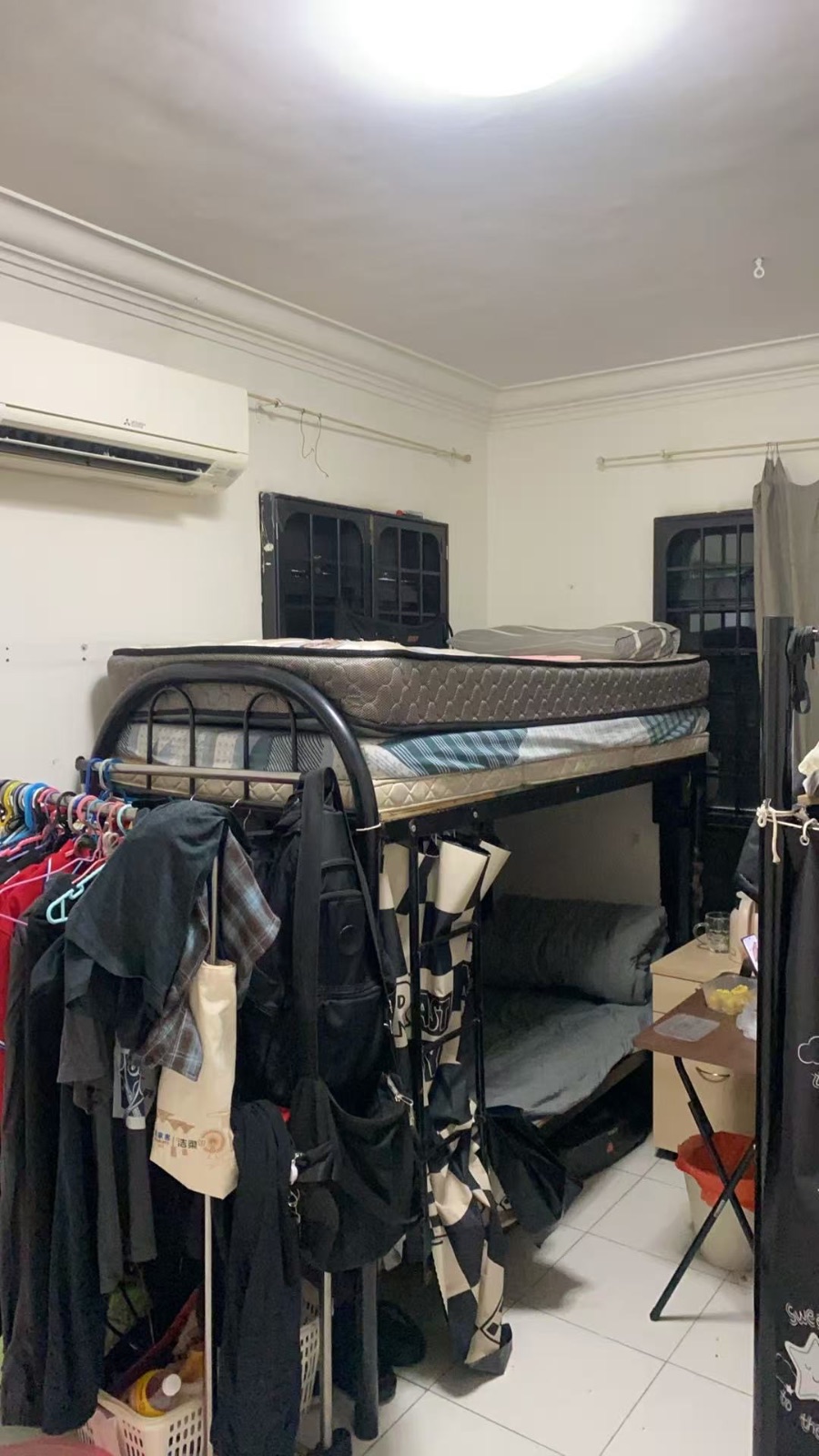 文礼643663.普通男搭房上铺也有一个空床  400服务业。 制造的450报可以进屋查看.可以接电话的地址 4人一间 有煮饭 又空调