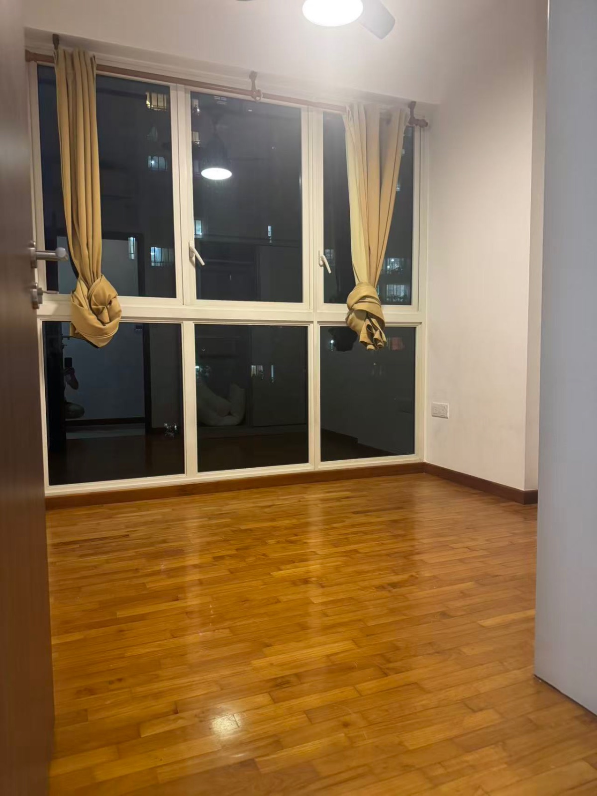坎贝拉地铁站5分公寓单间，$1000新币，坎贝拉邮编 768069 包水电网。 提前一个月订房，可以报本屋地址，可以煮，整套房住人少，欢迎爱安静的男女士居住，只限一人入住，学生优先，出入方便