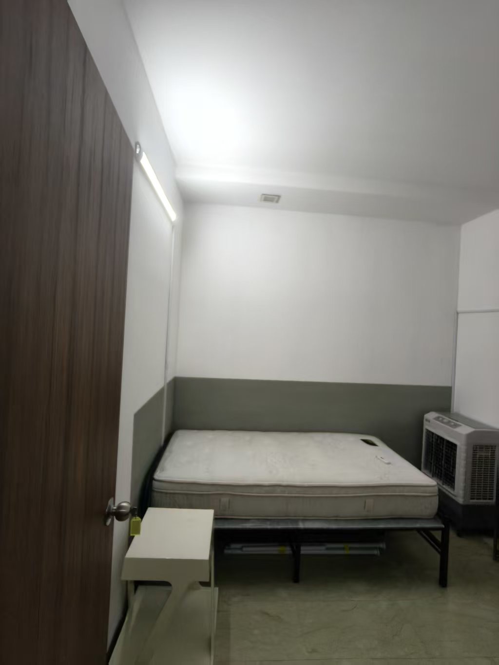 邮编:768440(步行三分钟直达坎贝拉地铁主人房1700 普通房1200 夫妻，双人都可以 客厅大隔间四扇窗双人1100，单人800 客厅大隔间无窗单人房70 图片 3