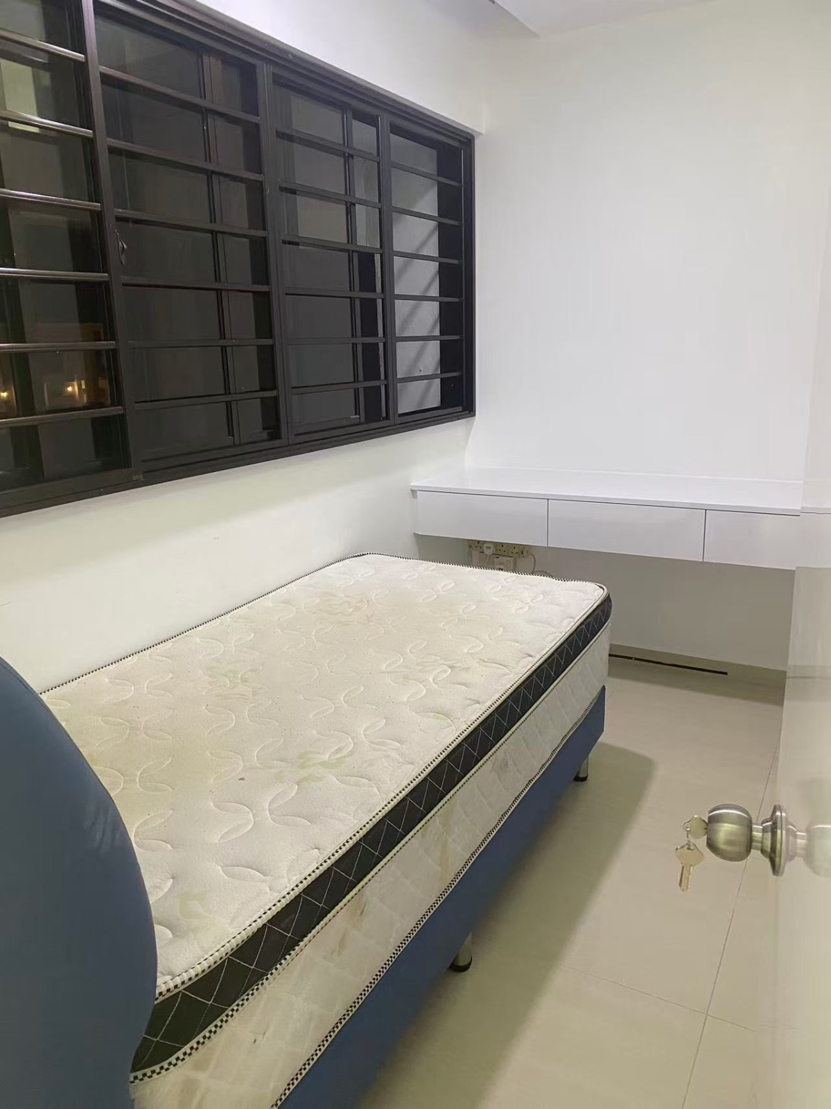 淡滨尼西大牌910，邮编520910，小单间 带窗户，有独立衣柜，没有冷气。是风扇 只能小煮。可以报本屋地址(服务业和制造业)包水电网   550元，招男生，