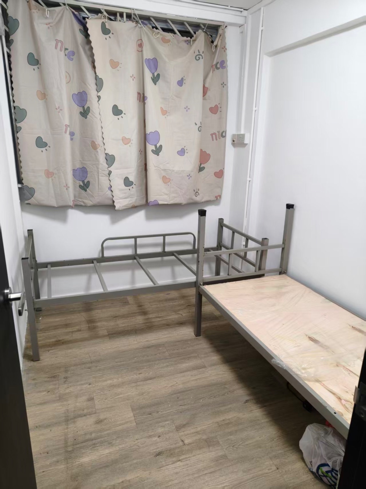 乌美地铁站 400301男床位 两人间是单人床。不要地址$500。要本屋地址550 是小单间有窗户 可以煮饭。有冷气