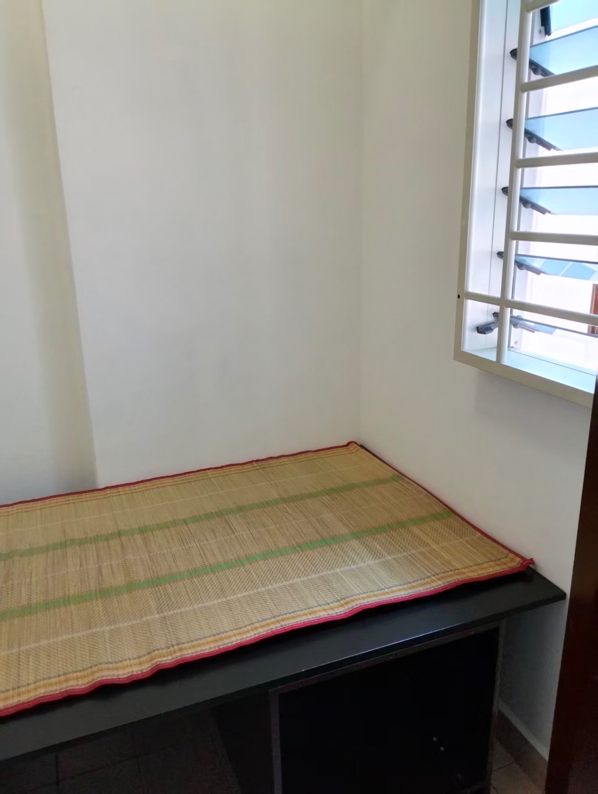 海军部地铁站附近，白色公寓 邮编738082佣人房出租，可以报本屋制造业,服务业地址，包水电冷气网络和煮饭。，随时可以入住,整套房住人少,安静,干净 图片 2