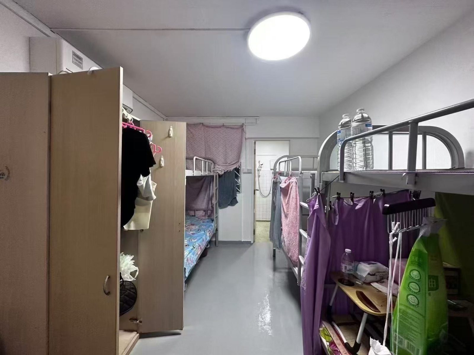 湖畔640498女床位下铺450本屋地址服务业 煮饭空调有