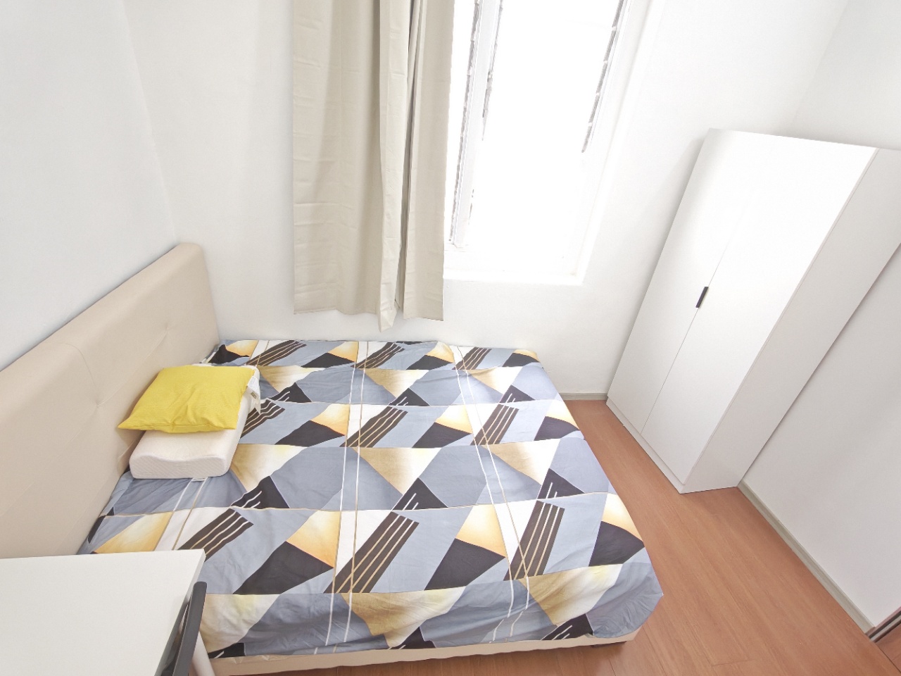 乌节路排屋（中部学生住宿） 邮编229344 简介：市中心位置  靠近地铁  附近有大型购物商场，衣食住行方便，不靠近马路 入住时间：随时入住 距离索美塞地铁300米 步行5分钟到 图片 3