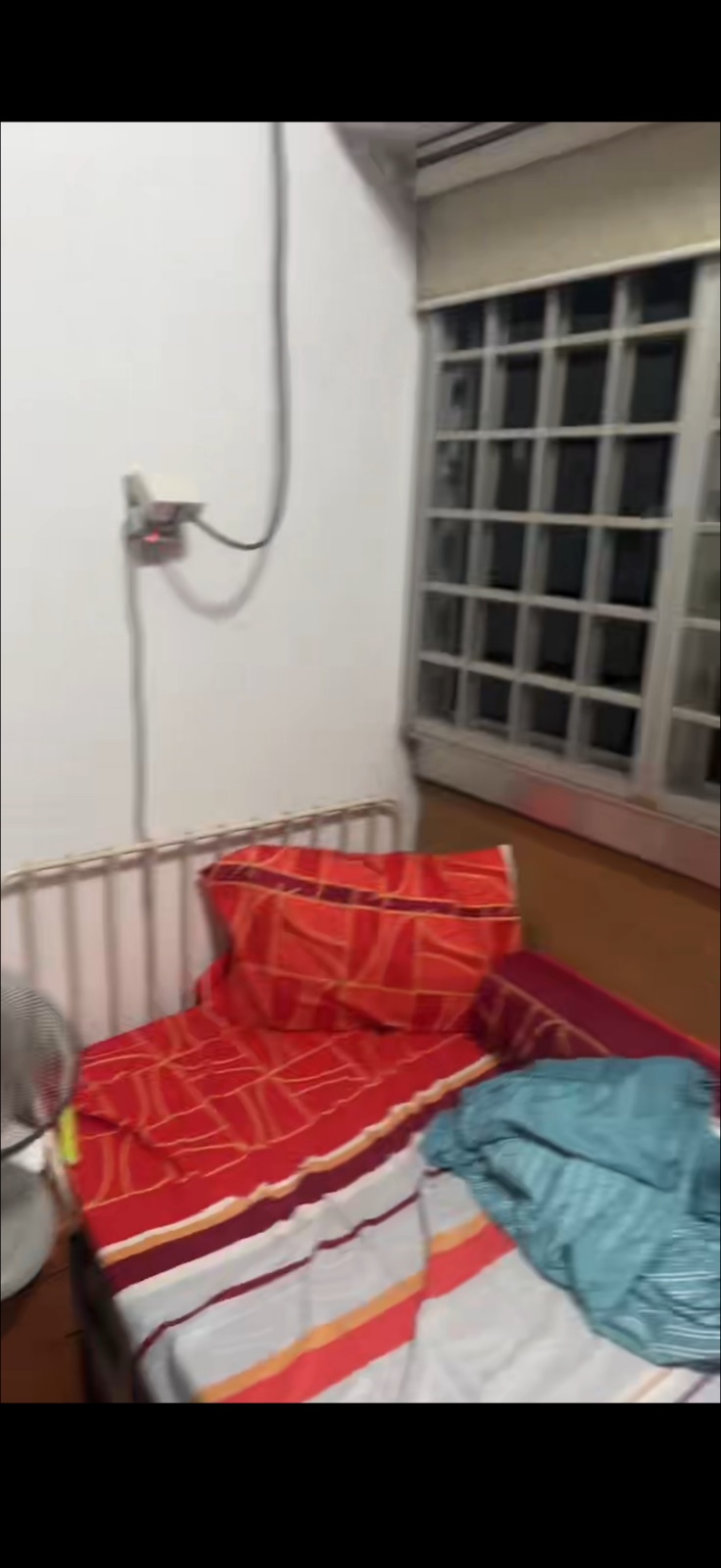 蔡厝港680459 有阳台单间出租一个人男或女，$550-600 一个月，随时可以入住，；服务业地址。有风扇可以小煮。楼下就是巴士站坐  300和983 3站到地铁站   包水电