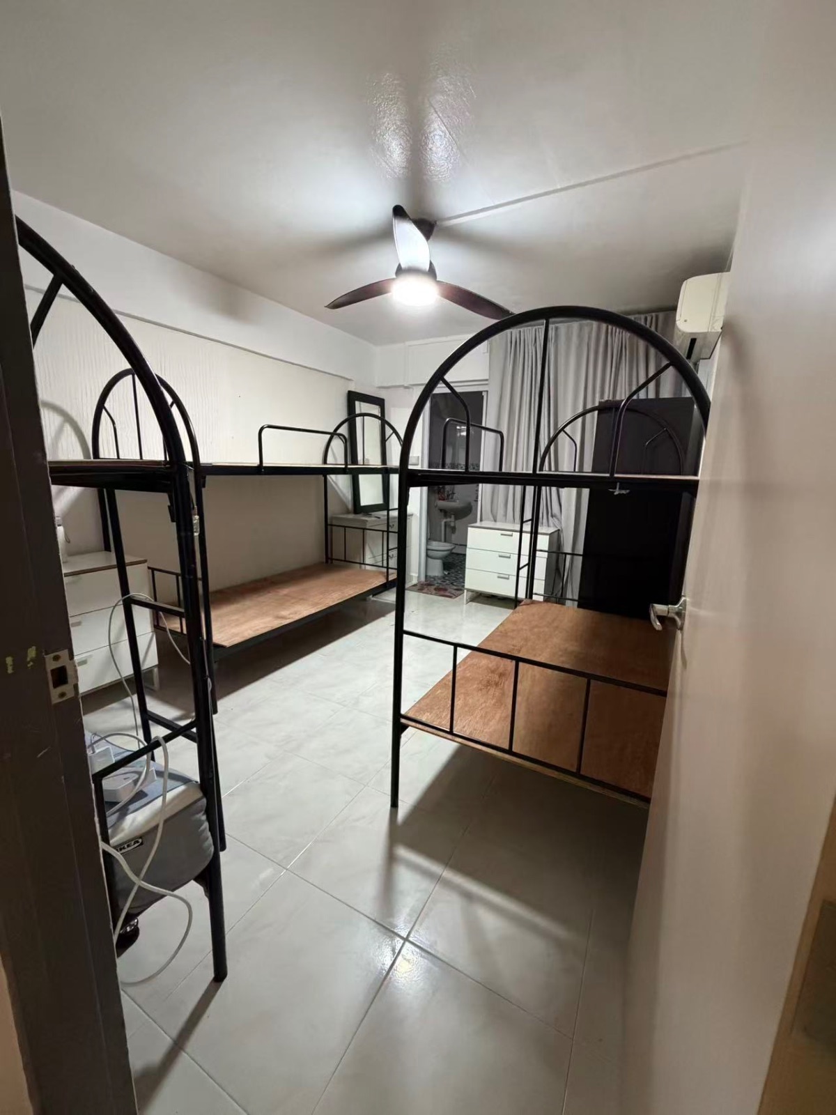 乌美400330  女生床位 主人房下铺400，服务业本屋+50， 男六人间400