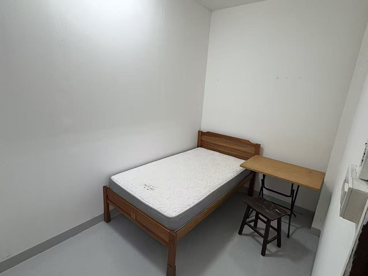 友诺士419703女生2人间 本屋地址$550元    2张单人床 很漂亮的。是木头床 制造业服务业都可以报 又空调 可以煮饭