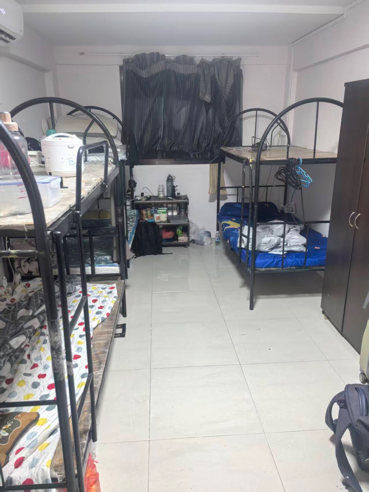 麦波申大牌72有男搭房出租。 没有地址350块。 夜班不要。随时入住宽敞明亮水电网全包。可大煮。1分钟走到地铁站。楼下各路巴士巴萨升松超市