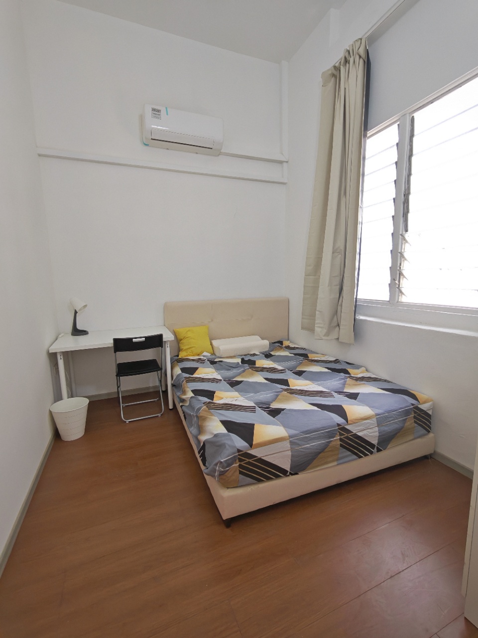 乌节路排屋（中部学生住宿） 邮编229344 简介：市中心位置  靠近地铁  附近有大型购物商场，衣食住行方便，不靠近马路 入住时间：随时入住 距离索美塞地铁300米 步行5分钟到 图片 5