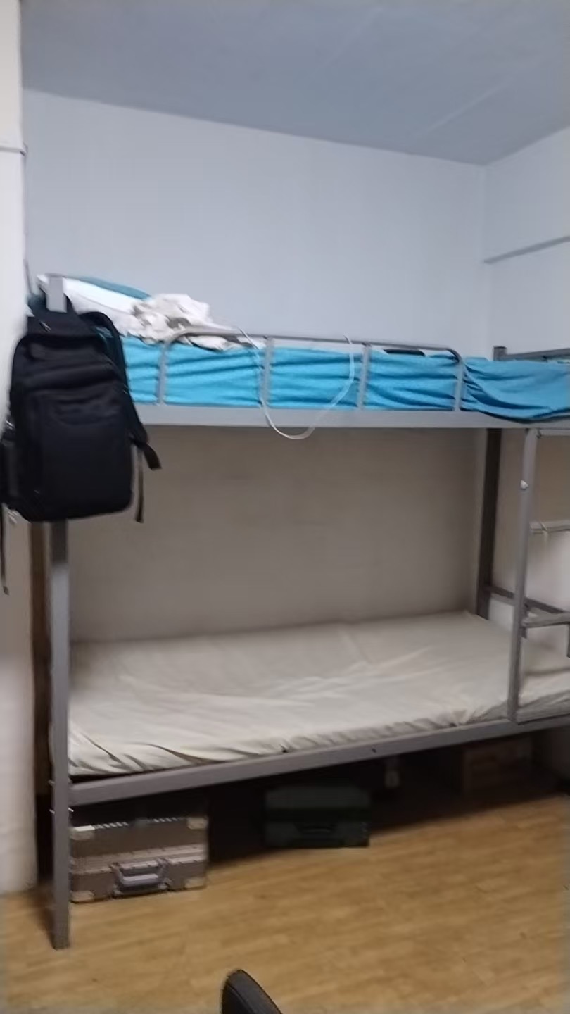 光明山 男床位楼下地铁站，1分钟到  有本屋地址，下500，上450可以做饭 没限制
