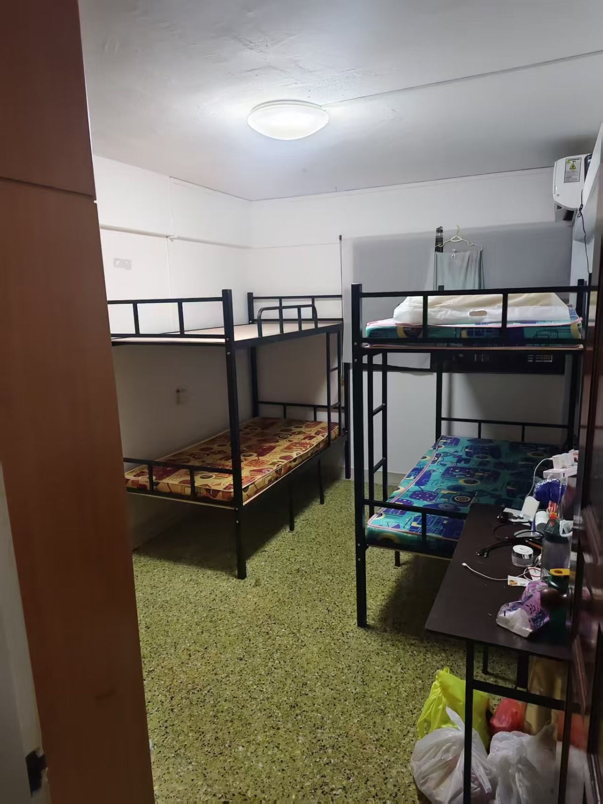 勿洛461040，男生四人间上铺400下铺450，服务业本屋地址500，，水电网全包有空调
