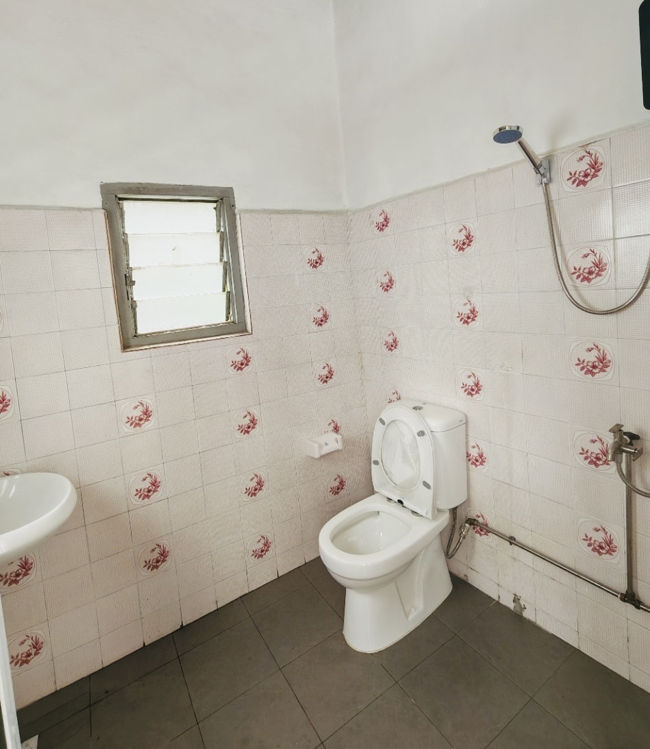 乌节路排屋（中部学生住宿） 邮编229344 简介：市中心位置  靠近地铁  附近有大型购物商场，衣食住行方便，不靠近马路 入住时间：随时入住 距离索美塞地铁300米 步行5分钟到