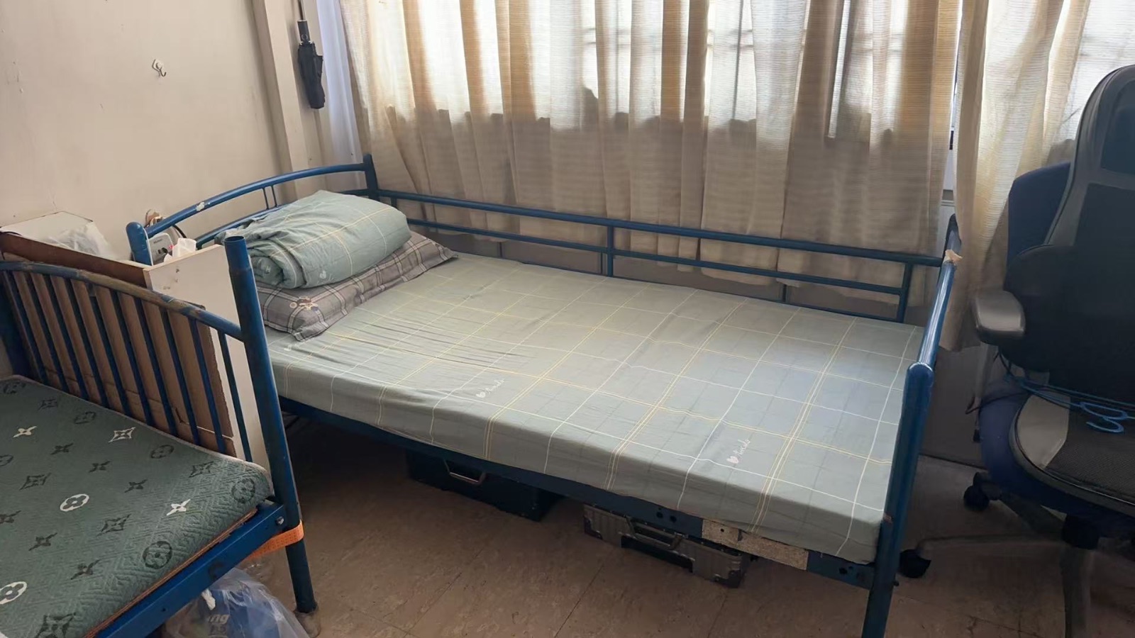 大牌640757. 近文礼，先驱，晟松超市 ，大型车辆停车场，超市食  有男床位，下铺上铺都有，服务业本屋地址，，冷气 大煮，洗衣随便用.包水电气网，价格美丽。干净安静通风好，主人少，随时入住。