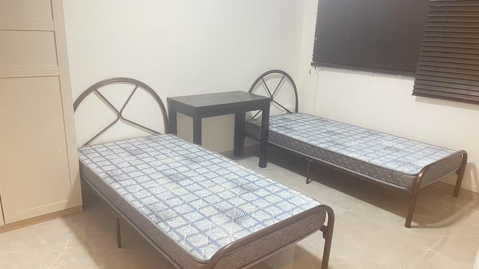 巴西立夫妻2男2女床位510191两人间普通房房600本屋服务业地址 又空调。押一付一最低住6个月。单人床 可以煮饭 附近地址$550