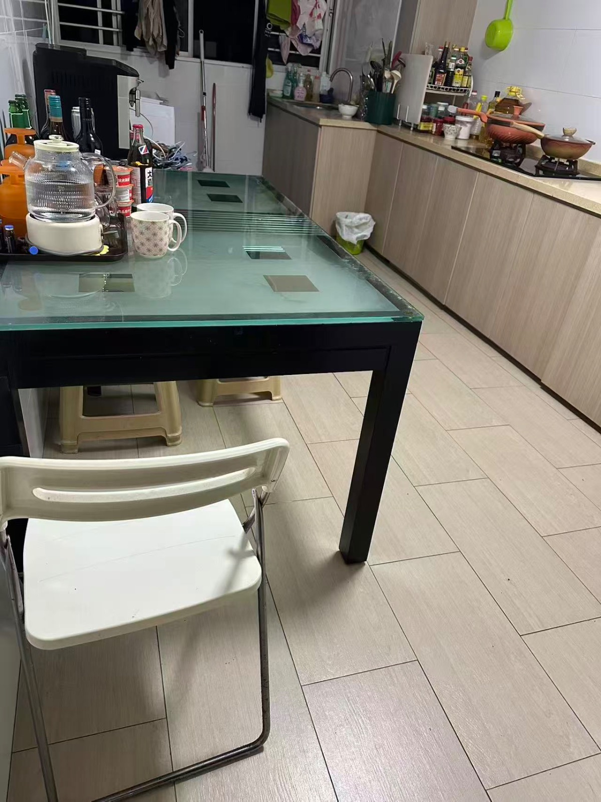 后港 普通房 · 近地铁 · 包水电 $1300 图片 2