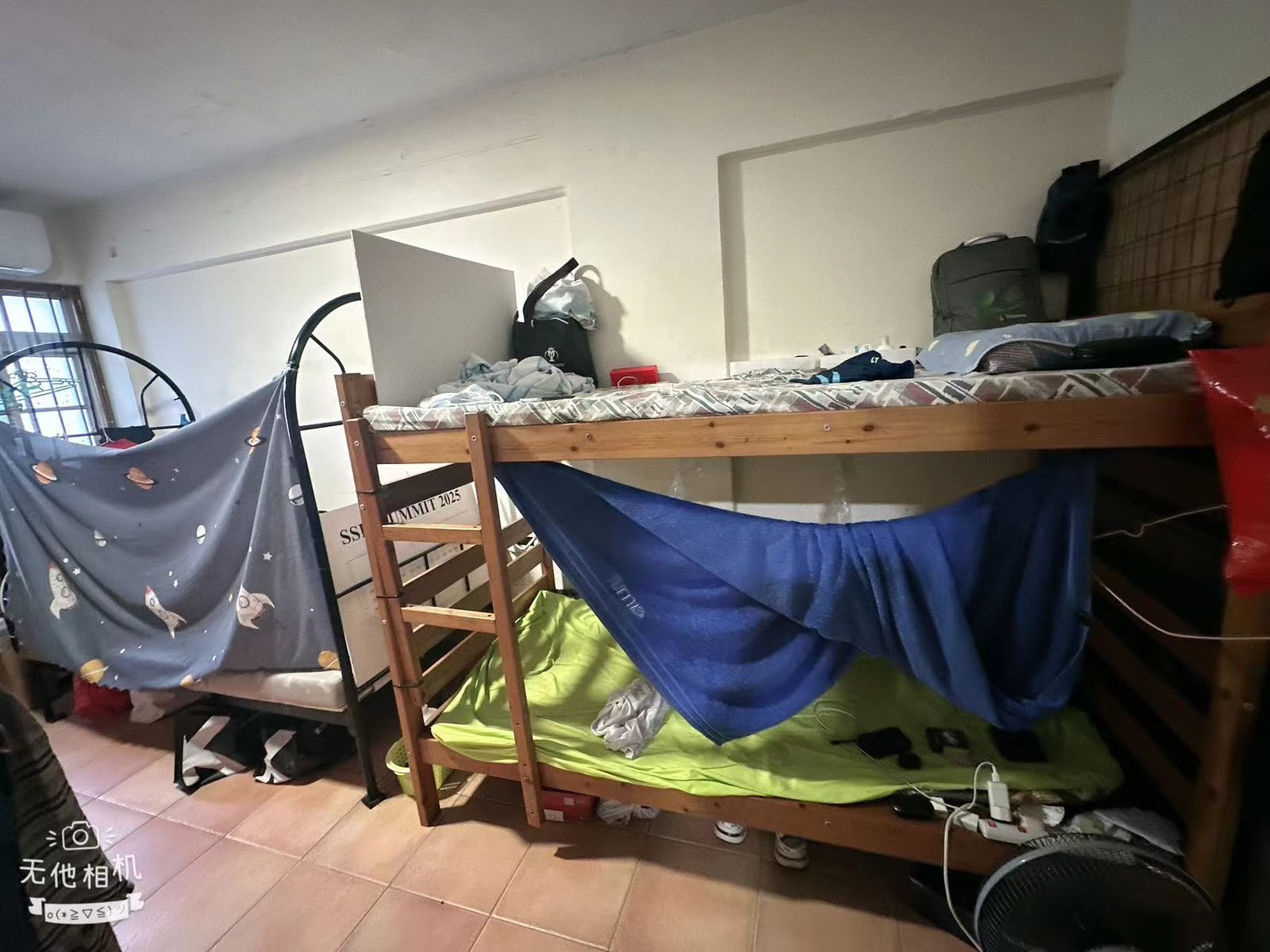 乌美，男床位，靠近地铁口步行1分钟到达，主人房5人间包空调水电可以煮，没有本屋地址。随时入住都可以， 邮编302 Ubi Ave 1（400302）