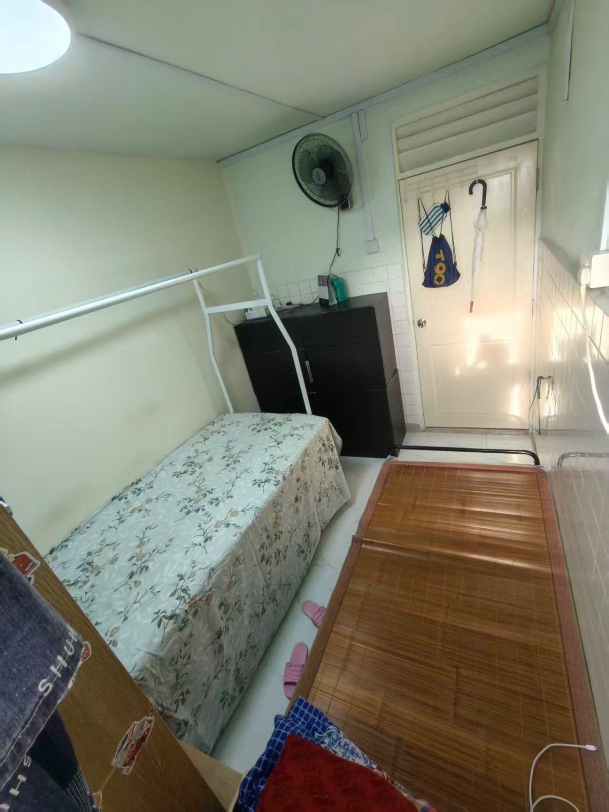 金文泰 班丹花园  2人一间  有一个男床位$450没有冷气，不可以煮 两个人一个房间  Blk 411, Pandan Gardens Singapore 600411