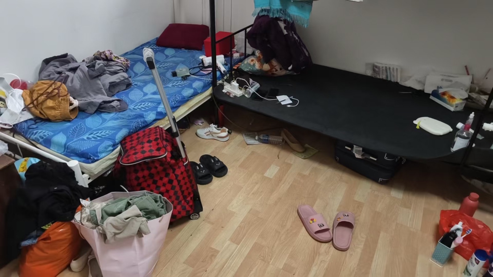 油池：邮编680621 男床位上铺$310；女床位四人间，上铺$300下铺$350