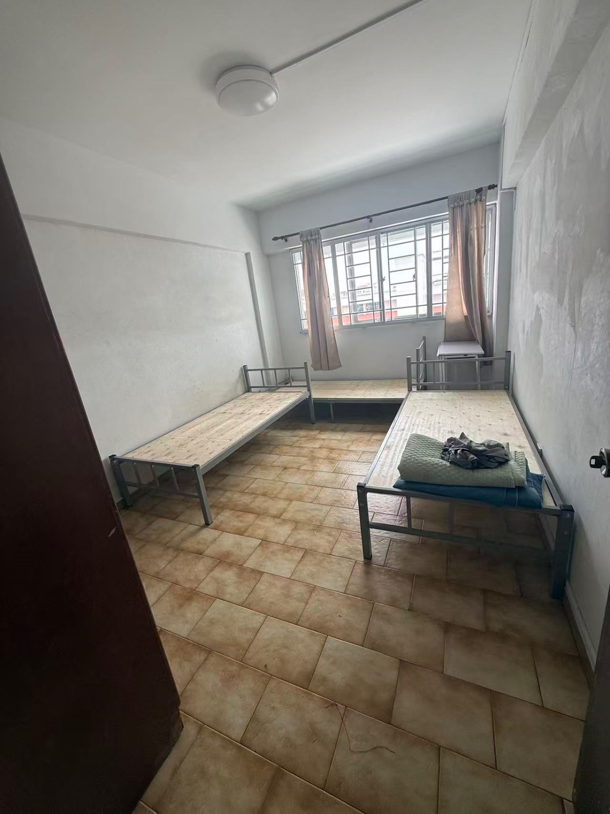 后港530334.   4男 搭。 服务业本屋地址450.    不要地址400。 随时入住。 没什么限制。