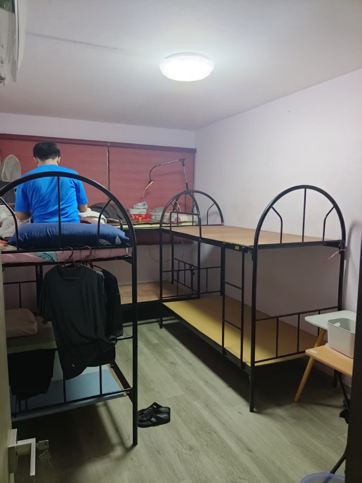 四美 ，走路到博览 十几分钟520231  男六人间，女生床位 也有 女生房间有厕所 上350，下400