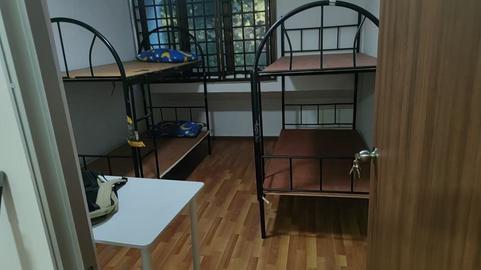 后港 530631 女生床位上铺450。本屋地址 4人间  包水电