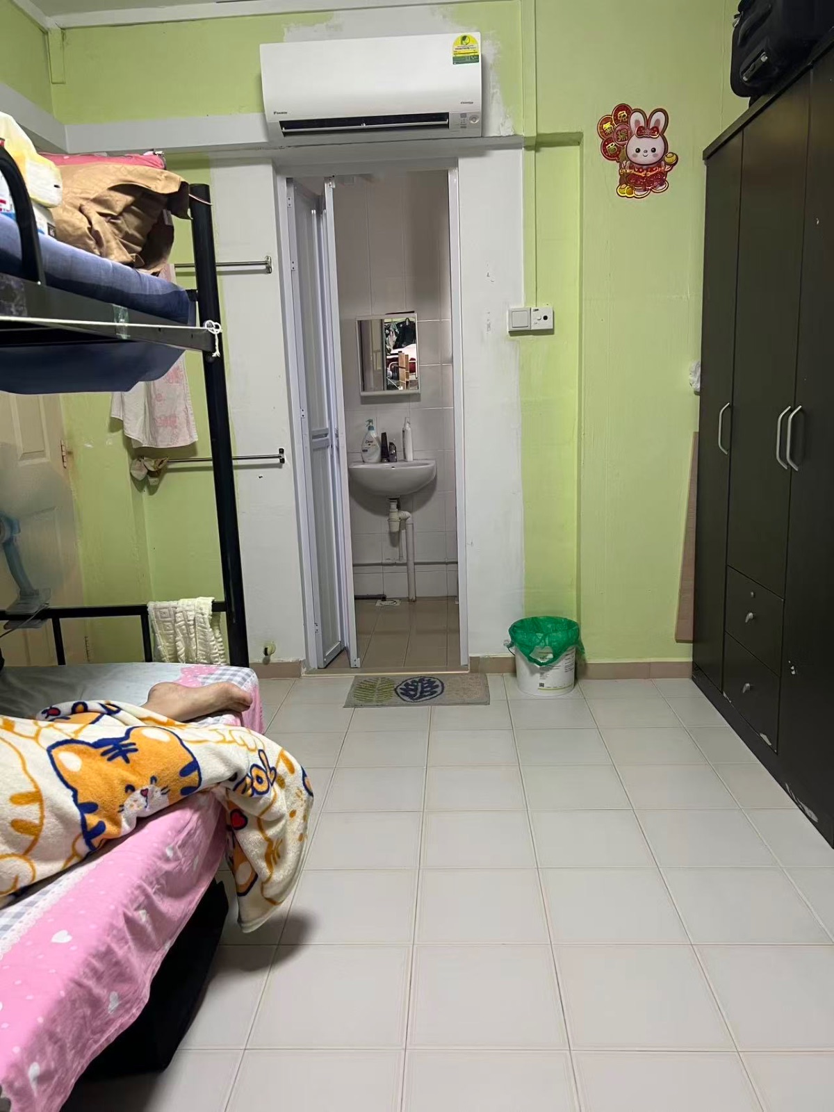 波东巴西女搭房 ，6人间本屋服务业地址450，上铺，巴士刚好在楼下、5—10分钟走路到地铁站，包空调 ，水电网，可以小煮。 邮编  ：350121