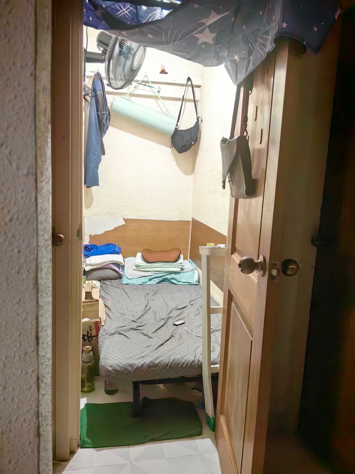 湖畔地铁站附近有储藏室出租，邮编640524，步行7-8分钟到湖畔地铁站，整套合法人数，可以申报服务业本屋地址，租金550，随时可以入住