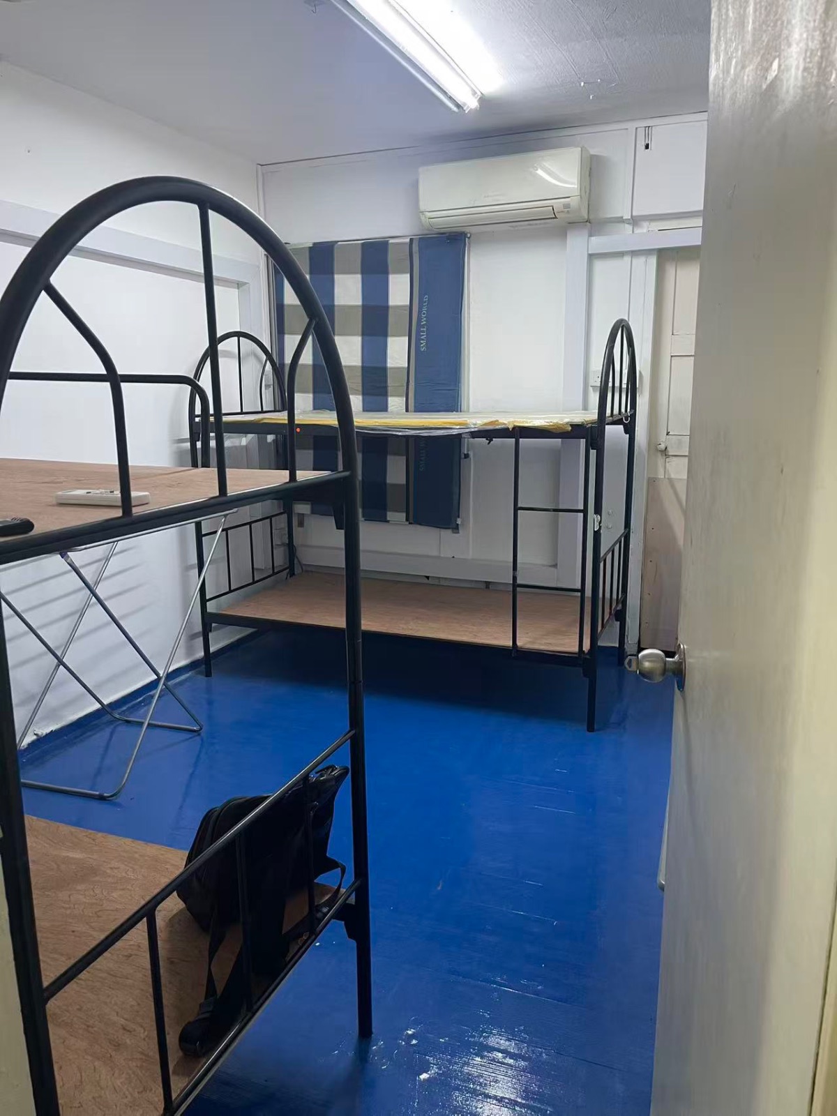 勿落（Bedok）Blk539，S’460539，招主人房女搭房500，普通房男搭房400，每个房间都有空调，还有一个储物间只租一人也有空调600，楼下就是盛松超市，24小时食阁，面包店等等购 图片 3